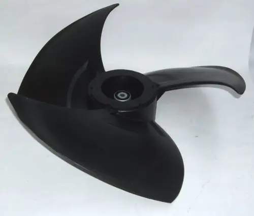 Schwarzer Propeller mit drei Blättern und zentraler Befestigung für Daikin-Geräte, geeignet für die Luftzirkulation in Klimaanlagen.
